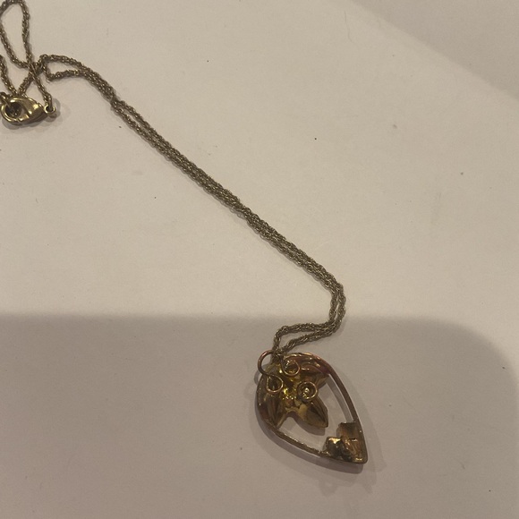 Elegant Gold Leaf Pendant Necklace - Picture 4 of 6